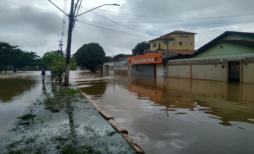 Igarapé São Francisco, próximo à Ponto Sem Nó, transborda e leva transtorno a moradores e comerciantes da região 